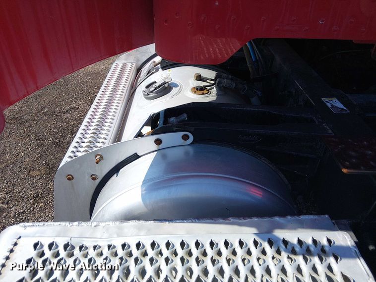 image for item EG8256 2012 Peterbilt 384 semi truck