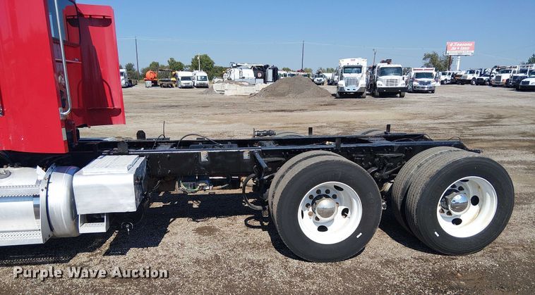 image for item EG8256 2012 Peterbilt 384 semi truck
