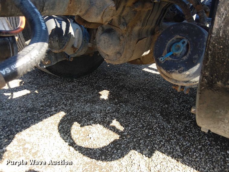 image for item EG8256 2012 Peterbilt 384 semi truck