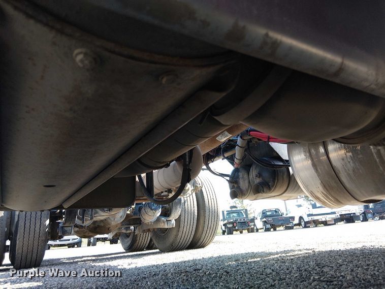 image for item EG8256 2012 Peterbilt 384 semi truck