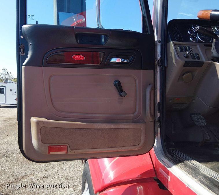 image for item EG8256 2012 Peterbilt 384 semi truck