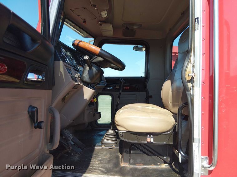 image for item EG8256 2012 Peterbilt 384 semi truck