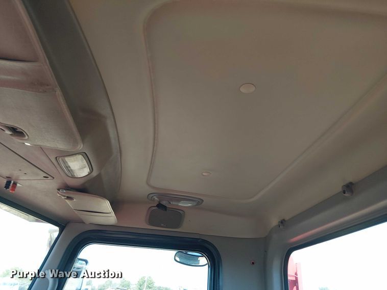 image for item EG8256 2012 Peterbilt 384 semi truck