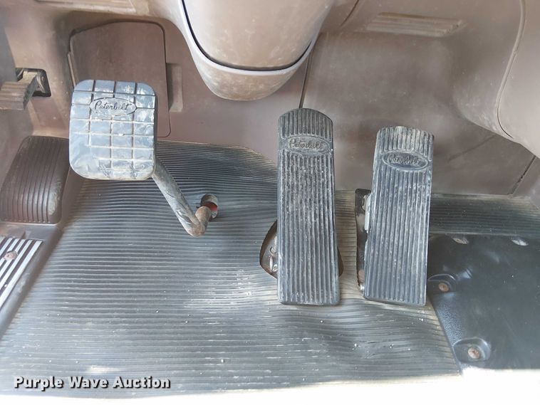 image for item EG8256 2012 Peterbilt 384 semi truck