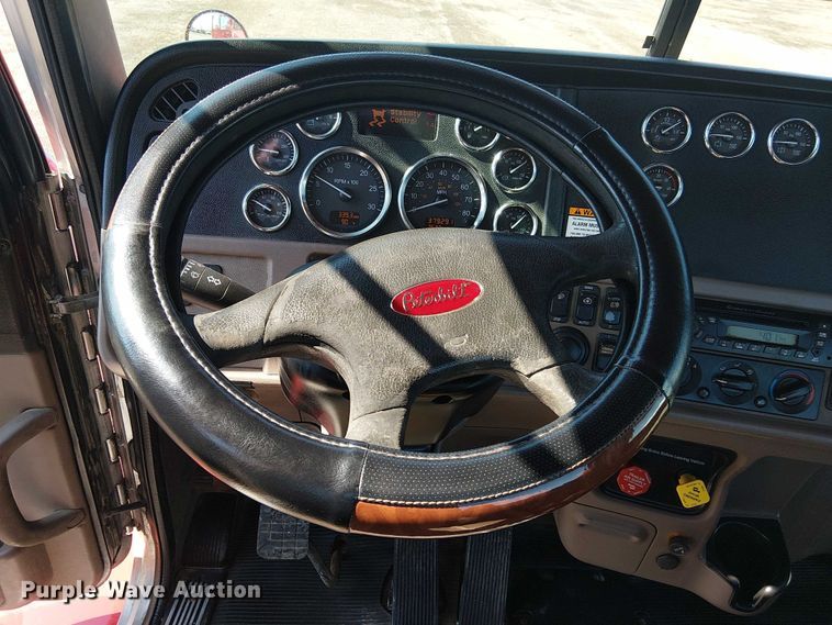 image for item EG8256 2012 Peterbilt 384 semi truck
