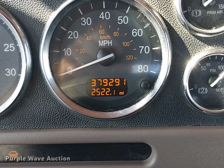 image for item EG8256 2012 Peterbilt 384 semi truck