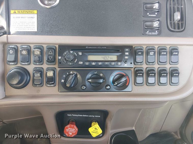 image for item EG8256 2012 Peterbilt 384 semi truck