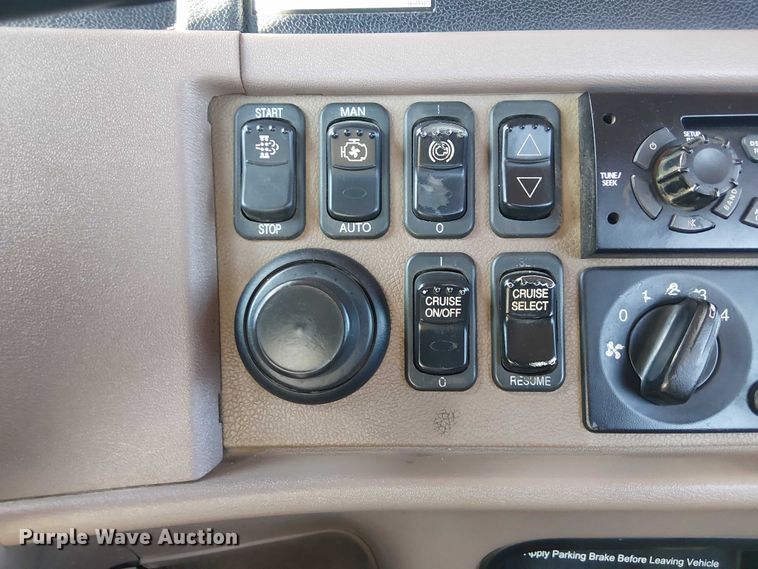 image for item EG8256 2012 Peterbilt 384 semi truck