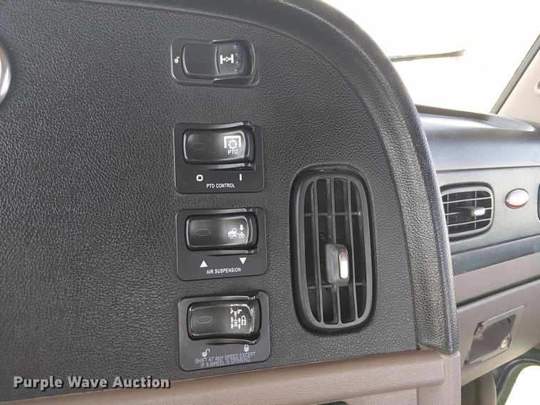 image for item EG8256 2012 Peterbilt 384 semi truck