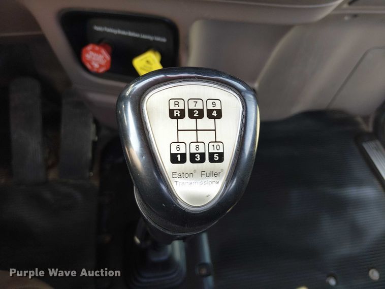 image for item EG8256 2012 Peterbilt 384 semi truck