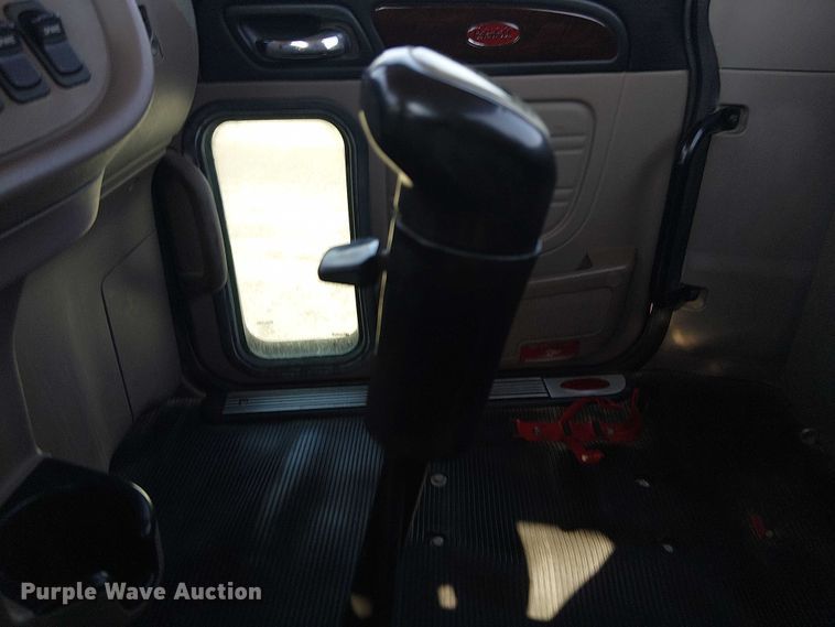 image for item EG8256 2012 Peterbilt 384 semi truck