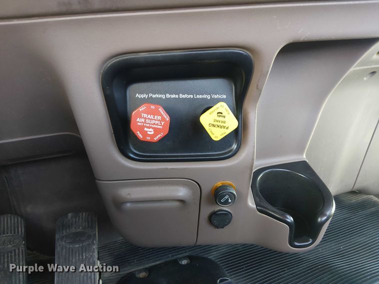 image for item EG8256 2012 Peterbilt 384 semi truck