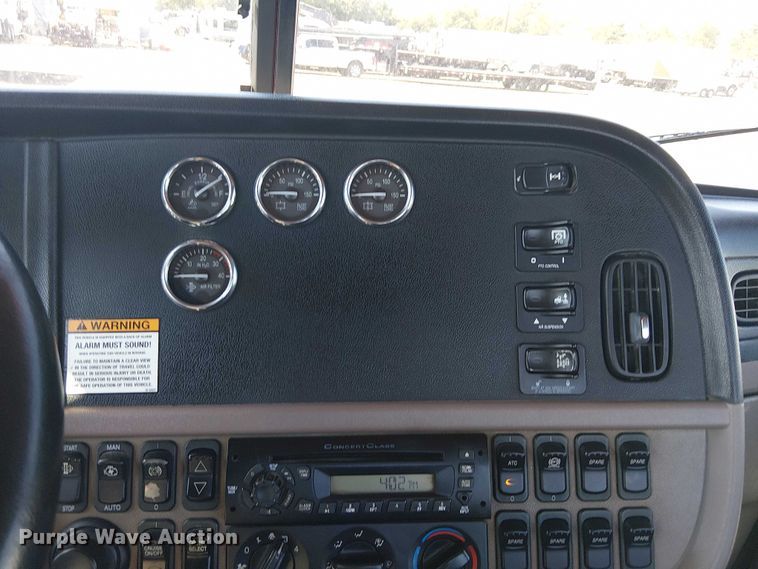 image for item EG8256 2012 Peterbilt 384 semi truck