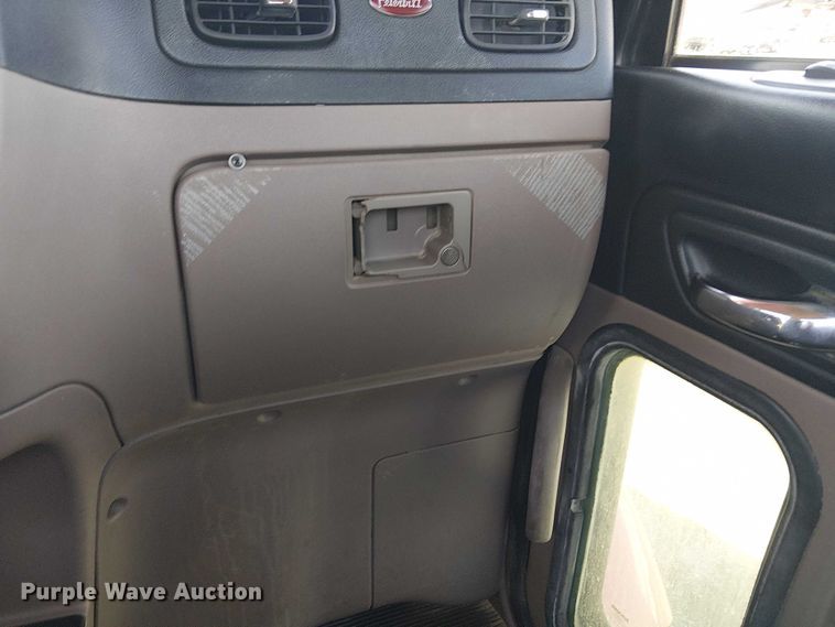 image for item EG8256 2012 Peterbilt 384 semi truck