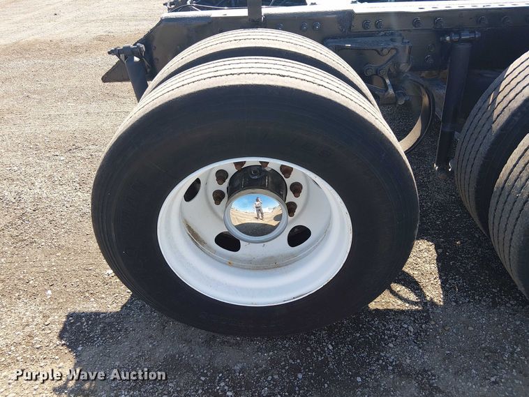 image for item EG8256 2012 Peterbilt 384 semi truck