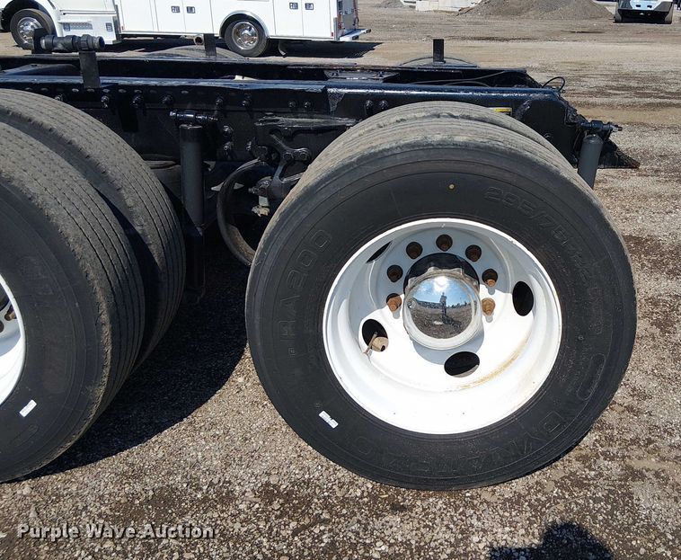 image for item EG8256 2012 Peterbilt 384 semi truck