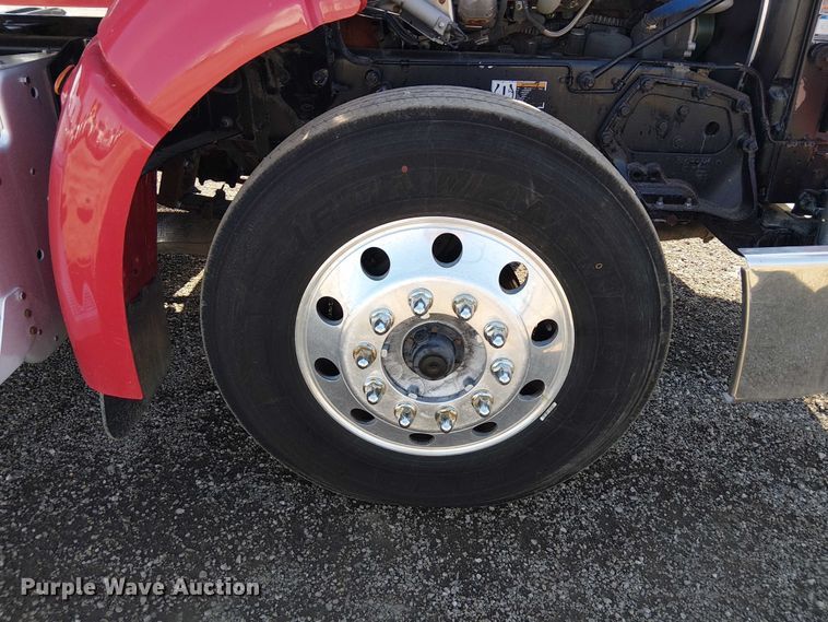 image for item EG8256 2012 Peterbilt 384 semi truck