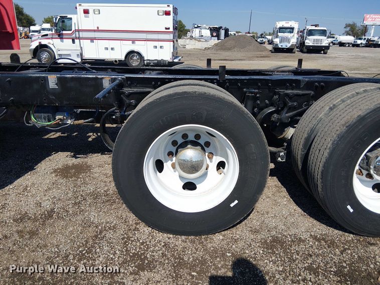 image for item EG8256 2012 Peterbilt 384 semi truck