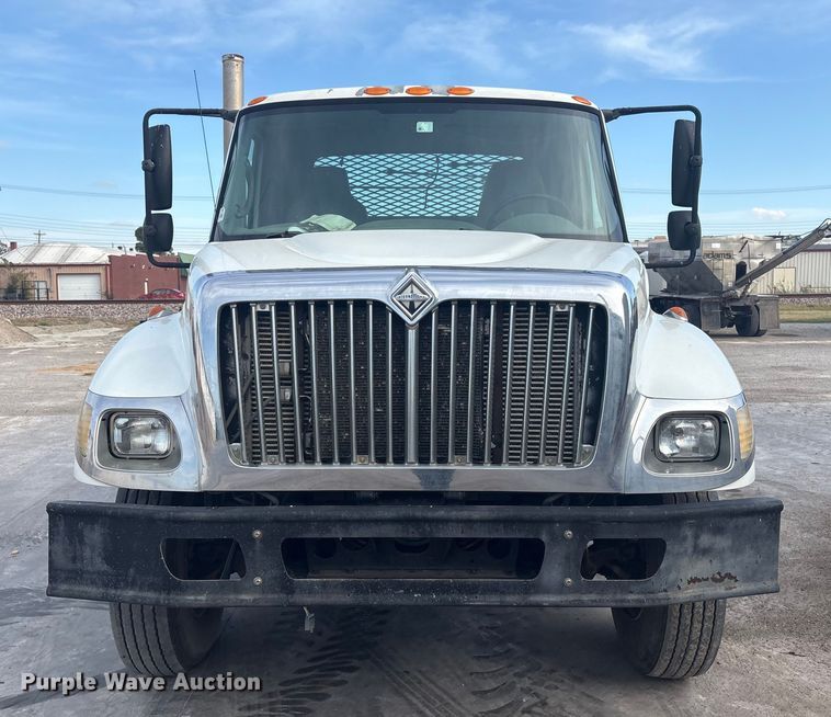 image for item EG8275 2006 International 7400 flatbed truck