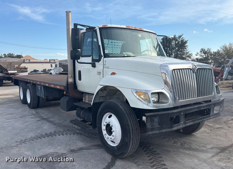 image for item EG8275 2006 International 7400 flatbed truck