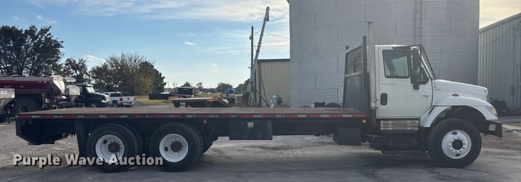 image for item EG8275 2006 International 7400 flatbed truck