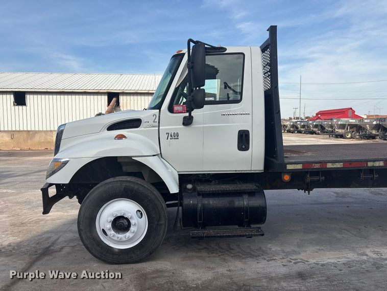 image for item EG8275 2006 International 7400 flatbed truck