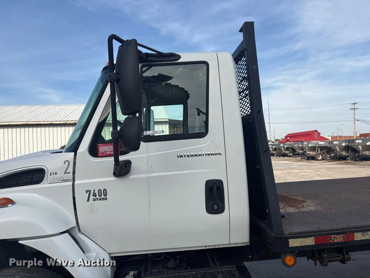 image for item EG8275 2006 International 7400 flatbed truck