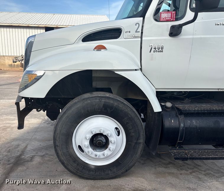 image for item EG8275 2006 International 7400 flatbed truck