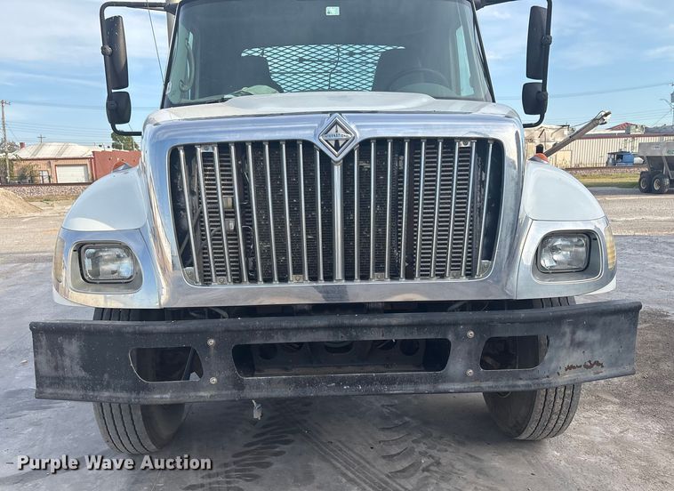 image for item EG8275 2006 International 7400 flatbed truck