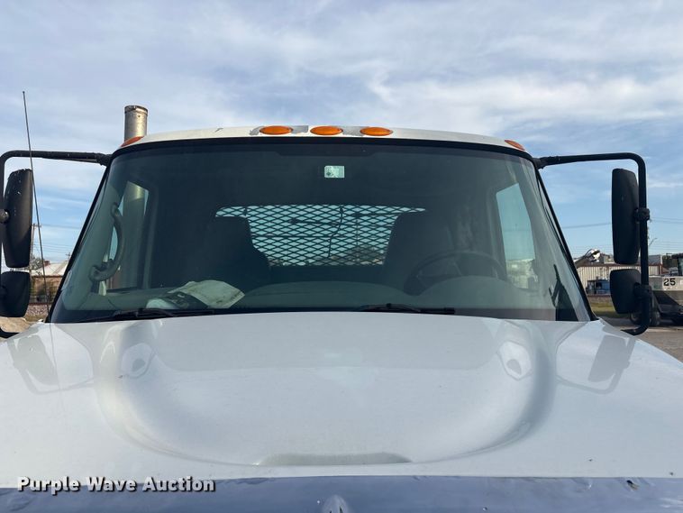 image for item EG8275 2006 International 7400 flatbed truck