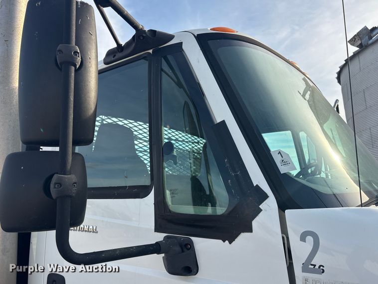 image for item EG8275 2006 International 7400 flatbed truck