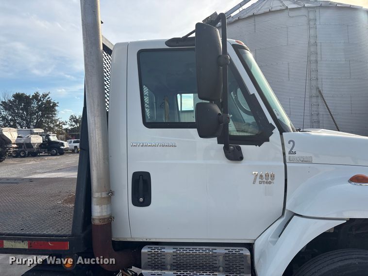 image for item EG8275 2006 International 7400 flatbed truck