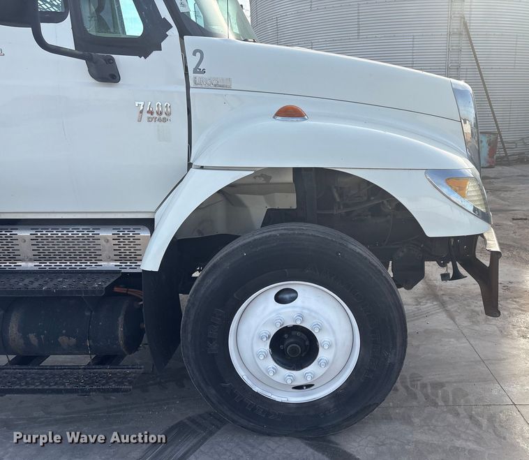 image for item EG8275 2006 International 7400 flatbed truck