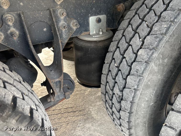 image for item EG8275 2006 International 7400 flatbed truck