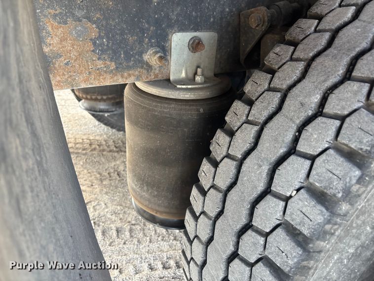 image for item EG8275 2006 International 7400 flatbed truck