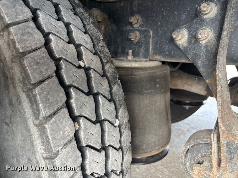 image for item EG8275 2006 International 7400 flatbed truck