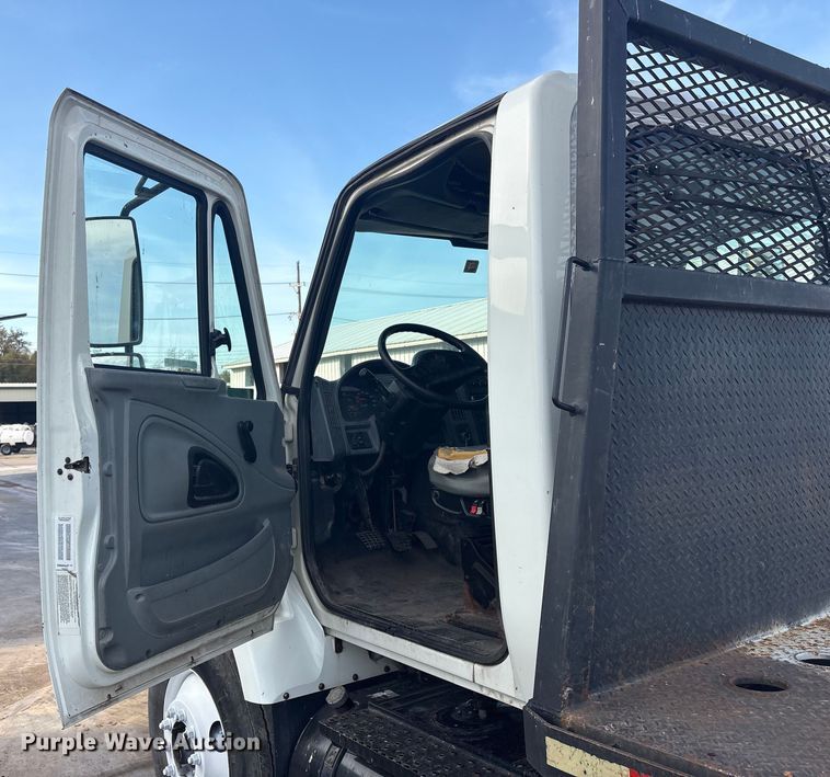 image for item EG8275 2006 International 7400 flatbed truck