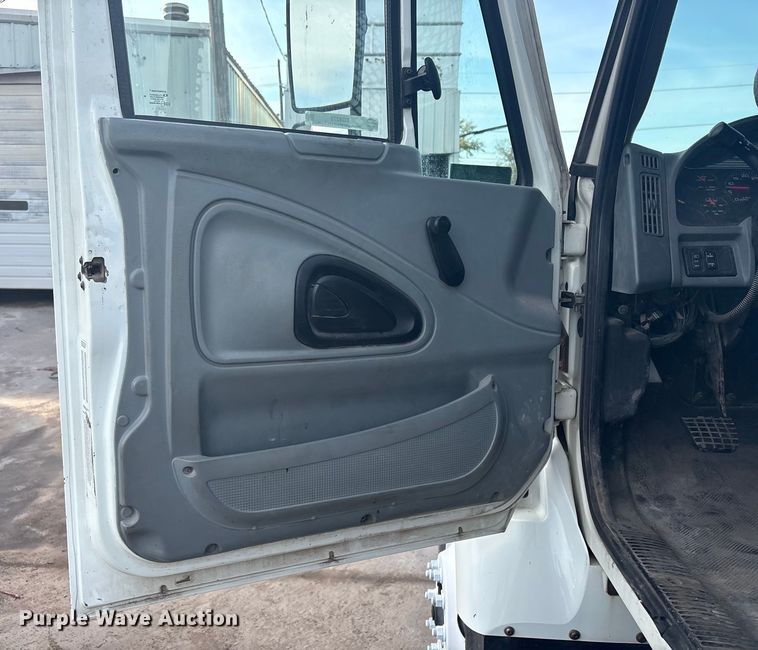 image for item EG8275 2006 International 7400 flatbed truck