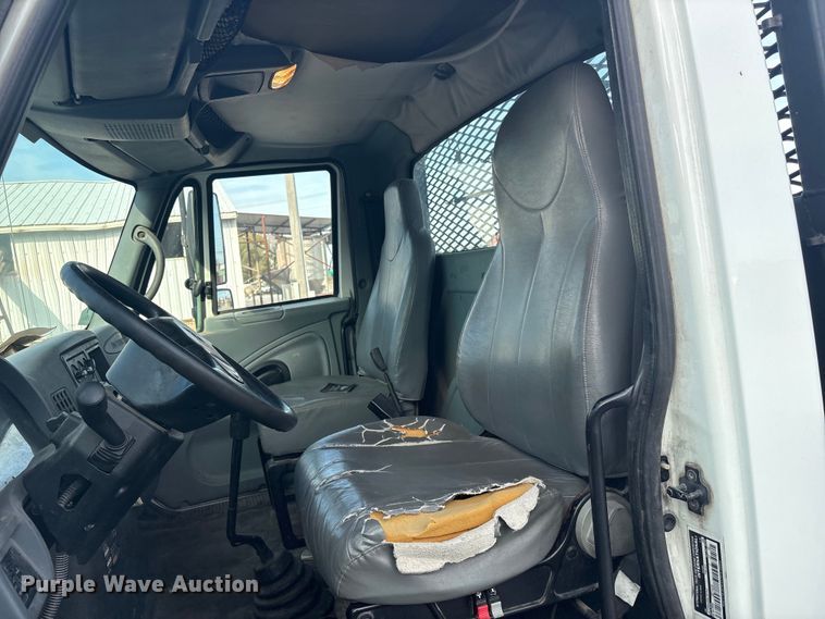 image for item EG8275 2006 International 7400 flatbed truck