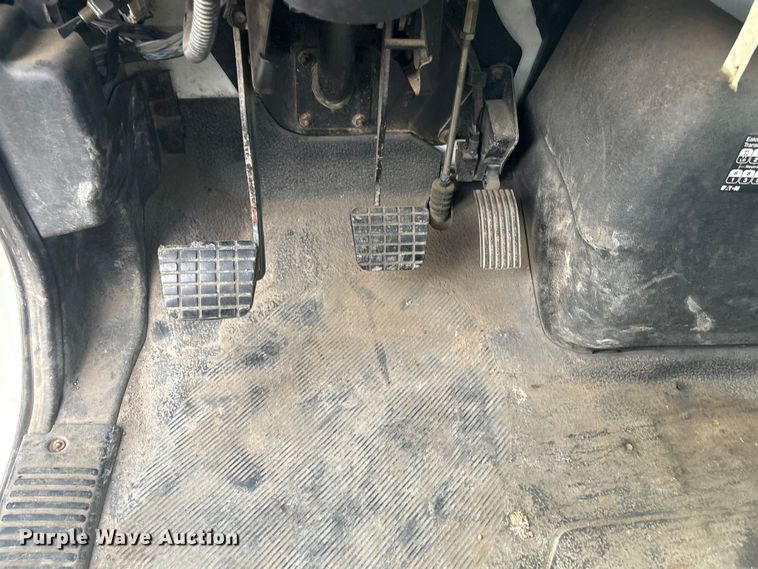 image for item EG8275 2006 International 7400 flatbed truck