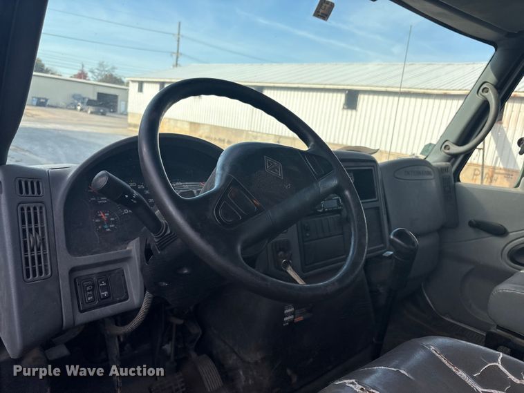 image for item EG8275 2006 International 7400 flatbed truck