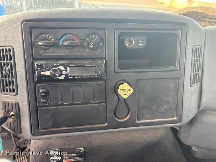 image for item EG8275 2006 International 7400 flatbed truck