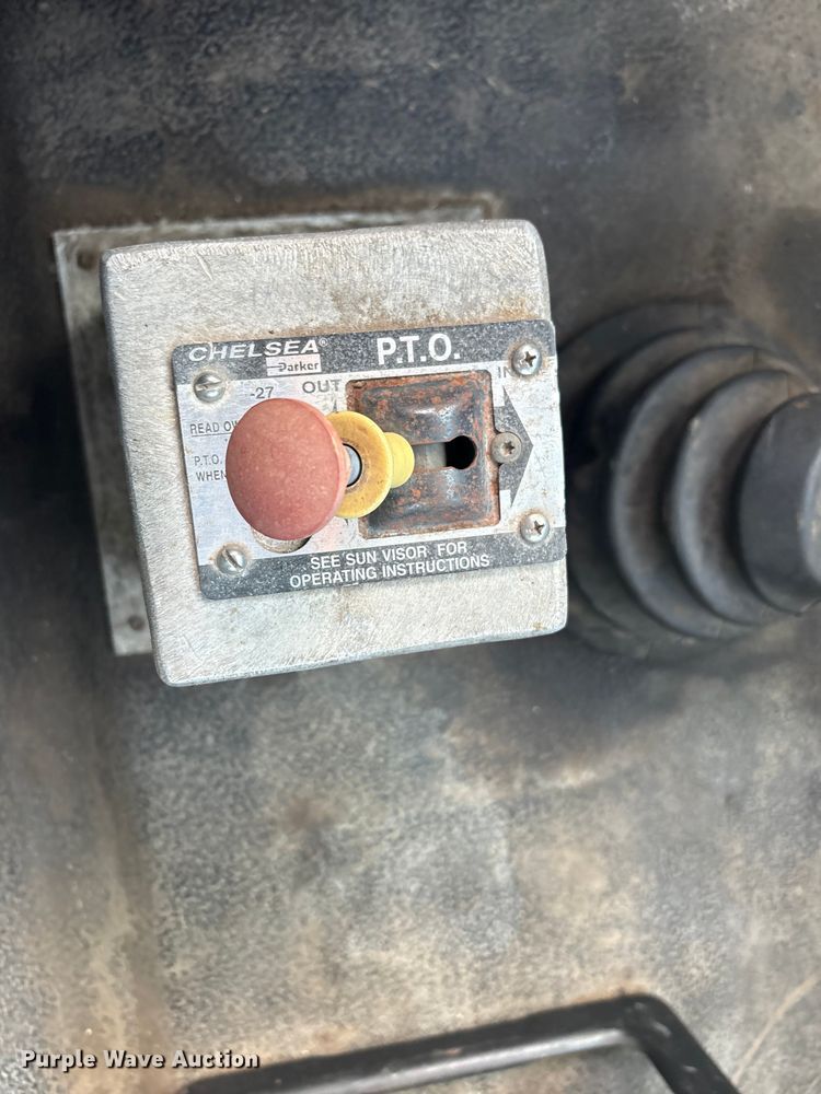 image for item EG8275 2006 International 7400 flatbed truck