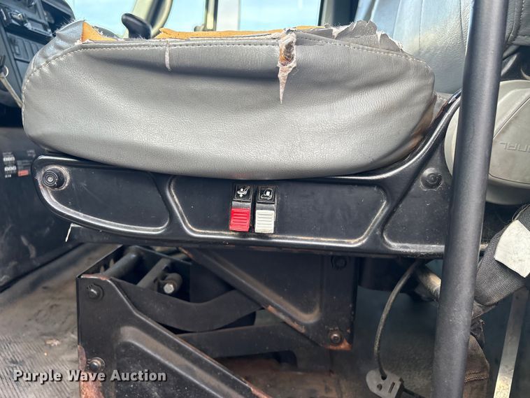 image for item EG8275 2006 International 7400 flatbed truck