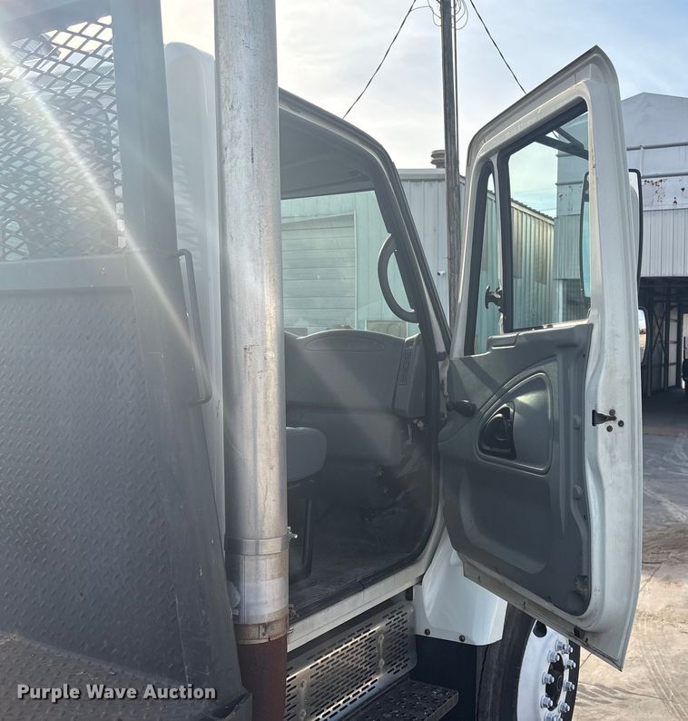 image for item EG8275 2006 International 7400 flatbed truck