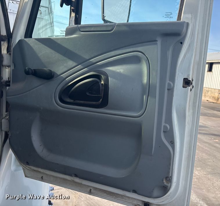 image for item EG8275 2006 International 7400 flatbed truck