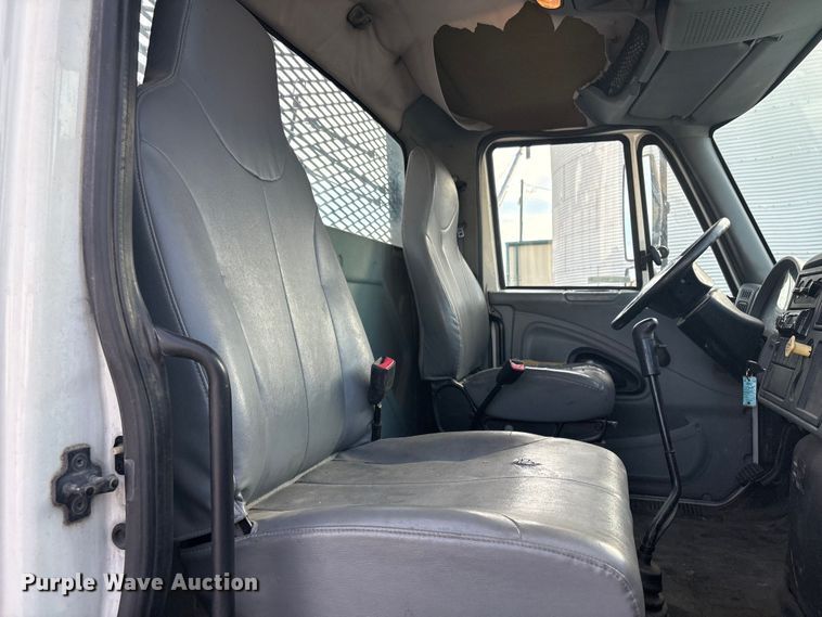 image for item EG8275 2006 International 7400 flatbed truck