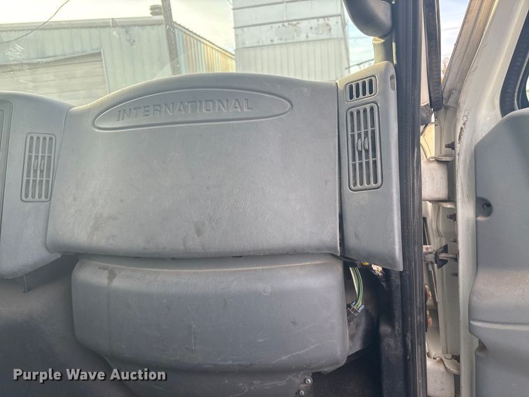 image for item EG8275 2006 International 7400 flatbed truck