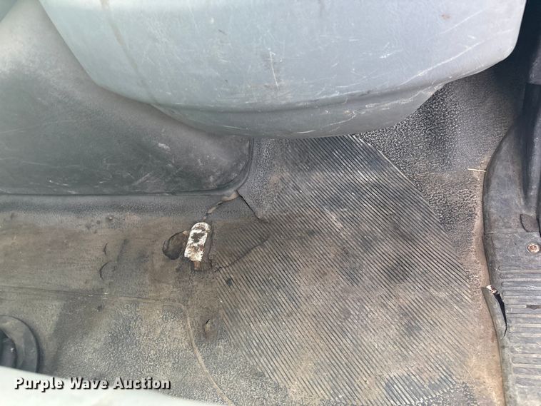 image for item EG8275 2006 International 7400 flatbed truck