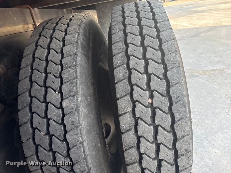 image for item EG8275 2006 International 7400 flatbed truck